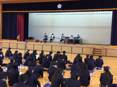 卒業生による講話の様子