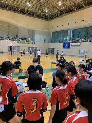 円陣を組み指示を受ける様子